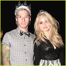 Scroll down and check out her short and/or medium dyed red hairstyles & haircuts. Search Results Debby Ryanjust Jared Jr Page 45