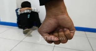 Anak laki laki takut sama ibu. Ibu Muda Menyiksa Anak Tiri Bengis Jpnn Com