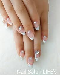 王道の白フレンチにパールをおいてかわいらしく nailsalonlifes nailsalonlifes ネイルサロンライフズ ネイル サロン nail ネイル 白フレンチ フレンチネイル frenchnail パール パールネイル 隠れ nails nail salon instagram posts