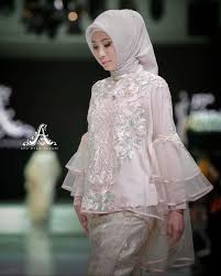 Potongan model tersebut akan sangat cocok bila dikombinasikan bersama dengan celana oversize yang polos dan senada dengan bajunya. 9 Kebaya Lengan Terompet Yang Masih Laris Manis Hingga Kini Intip Desainnya