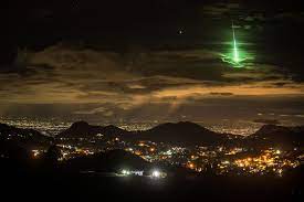 Meteor a fiery streak in the sky produced by a meteoroid passing through the earth's atmosphere; Gruner Meteor Fotograf Macht Sensationelles Bild Wahrend Er Schlaft Geo