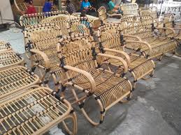 super rotan retro stoel hier in productie in indonesie ze zijn net gelakt en klaar voor transport rotan stoelen rieten meubels rotan