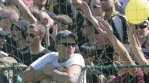 Zwischendurch hatten böllerschläge für eine zweiminütigen unterbrechung gesorgt, aber grundsätzlich sah es nicht so aus, als wenn die situation eskalieren würde. Berliner Fussballclub Dynamo Mit Hooligans Und Nazis Gegen Rassismus Fussball Faz