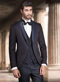 Come scegliere gli abiti da cerimonia senza fare errori di stile: Collezione Rocchini Cerimonia Uomo La Cerimonia E Di Per Se Uno Scenario E L Abito Da Sposo Con L Abito Da Spo Designer Suits For Men Groom Suit Formal Suits