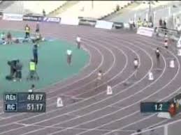 Los 200 metros lisos o 200 metros planos es una prueba de velocidad del atletismo actual, que se inicia en la curva de la pista inmediatamente anterior a la recta de meta, lo que implica que los atletas no se sitúan en la salida a la misma altura, ya que de otro modo los corredores situados más hacia el exterior recorrerían una distancia superior. Carreras De Velocidad Tecnica Para 400 Metros Mp4 Youtube