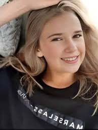 She looks naturally beautiful, so lovely.🩷🩷👍