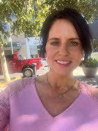 Gina Applegate's Instagram, Twitter & Facebook