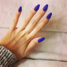 Para aquellas personas amantes del color azul o aquellas que simplemente les encanta ir vestidas de forma casual… llevar siempre los infalibles jean. El Color De Esmalte En Tus Unas Dice Tu Personalidad