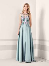 Pronovias 2019 Abiye Elbise Modelleri Yesil Uzun Saten Kolsuz Pileli Etek Cicek Islemeli 2019 Abiye Vestidos De Noche Vestidos Vestidos De Fiesta Largos