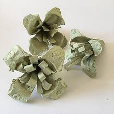 Les fleurs ont ensuite été mises en avant en les colorant au feutre : Fleurs En Boites A Åufs