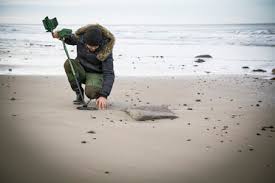 Sand shark underwater metal detector functions both in saltwater and fresh with its maximum what bbs metal detectors do is very similar to vlf detectors, in that they send out frequencies into the it knows where and just how to use an underwater metal detector will assist in deciding on the best. Man With Metal Detector At The Sand Beach Reaf00505 Realitybites Westend61