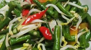 100 gr ayam giling (gak pake juga boleh) 3 buah kentang,potong dadu (rebus) 1 buah wortel,potong dadu (rebus) 5 buah buncis,potong 1cm (rebus) 3 siung bwg putih, cincang. Resep Tumis Kacang Panjang Campur Tauge Enak Banget Lifestyle Fimela Com