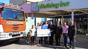 You do have the s6 tram in front of the hotel for the 15 minute ride to stuttgart, and its easy to get taxis to different towns, but you end up stuck at the hotel every night. Stuttgart Weilimdorf Geld Fur Die Gustav Binder Stiftung Die Freiwillige Feuerwehr Spendet 2500 Euro Weilimdorf Stuttgarter Zeitung