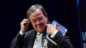 Die wahl zwischen armin laschet und markus söder könnte aber auch zu einer heilsamen klärung zwingen. Buchvorstellung Armin Laschet Schreibt Uber Markus Soder Wir Sind Eng Beieinander Augsburger Allgemeine