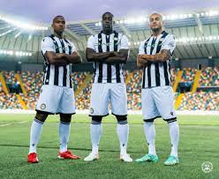 Dies ist die kompaktansicht des voraussichtlichen kaders vom verein udinese calcio. New Udinese Calcio Home Kit Traditional Black And White With Stylish Pinstripe Team News Udinese