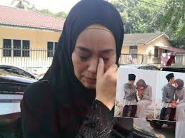 I couldnt ask for more. Suami Izreen Azminda Failkan Pemohonan Cerai Buat Isteri Pertama Media Hiburan