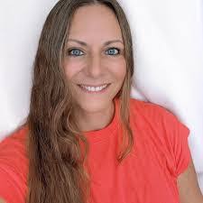 Elizabeth Penman's Instagram, Twitter & Facebook