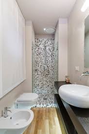 1001 Designs Impressionnants D Une Petite Salle De Bain Moderne Salle De Bains En Longueur Amenagement Salle De Bain Salle De Bains Moderne