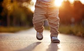 Wenn ein kind mit 20 monaten noch nicht alleine laufen kann, sollten sie einen arzt um rat fragen. Erste Schritte Und Deinem Baby Laufen Lernen