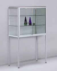 Hochbein Standvitrine Auf 72 Cm Hohen Standbeinen Mit Abschliessbarer Schiebetur Vitrine Schranke Vitrinen Glasvitrine