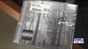Watch video of taylor swift's performance from the 63rd grammy awards, then weigh in with your review. Taylor Swift Gifts Local Music Store Signed Copies Of Folklore