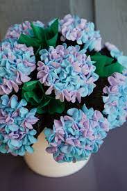 Hydrangea Cupcake Bouquet Using Glorious Treats Hydrangea Frosting Technique I Made This Bouquet For A Fri Rose Cupcakes Cupcake Bouquet Hydrangea Cupcakes