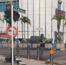 Lagi2 kawasan yg selalu petir. Berdiri 12 Jam Di Simpang Lampu Isyarat Utusan Borneo Online