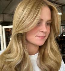 Looking for two models for a showcase , must be open to different hair  colours and comfortable with a camera 🥰 📍Zeba south William street