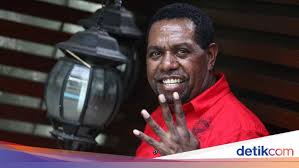 Cara membuat artikel terkait di bawah postingan blog. Edo Kondologit Murka Polda Papua Barat Kirim Tim Cek Kasus Tahanan Tewas