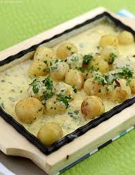 Sizzling Potatoes In Cheese Sauce Recipe Recipe Sizzler Recipes Indian Food Recipes Vegetarian Veg Snacks