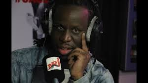 refrain loin du soleil, loin du soleil loin du soleil, je rêve d'être astronaute loin. Astronaute Von Youssoupha Laut De Song