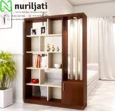 Sekat ruanganjuga menjadi ruangan yang harus diperhatikan desainnya seperti ruangan lainnya. Penyekat Ruangan Rumah Minimalis Model Simpel Nuril Jati Furniture