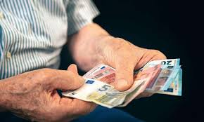 Τον οκτώβριο σε μία δόση έρχονται αυξήσεις με αναδρομικά 12 μηνών και με ποσά που φτάνουν ως και τα 2.640 με επανυπολογισμό κύριας σύνταξης θα έρθουν οι αυξήσεις και τα αναδρομικά όχι για όλους, αλλά για όσους συνταξιοδοτήθηκαν με πάνω από 30 έτη. Synta3eis 2021 Poioi 8a Paroyn Ay3hsh Ews 218 Eyrw To Mhna Pinakes