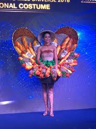 Trong đó, phần thi của h'hen niê nhận được sự chú ý hơn cả khi cô chính thức diện trang phục bánh mì lên sân khấu cuộc thi. H Hen Nie Cong Bá»' Quá»'c Phá»¥c Banh Mi Dá»± Thi Miss Universe 2018