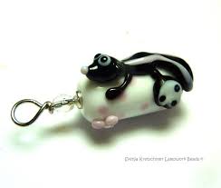 Glasanhanger Stinktier Anhanger Lampwork Glasperlen Sra Ein Designerstuck Von Svenjakretschmer Bei Dawanda Glasperlen Glas Stinktier