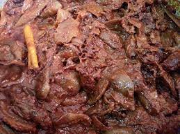 Tumis bahan kisar,masukkan cili kisar,tumis hingga garing,masukkan pes asam jawa,garam gula secukup rasa,masukkan bawang yg biar kuah sedikit kering. Sambal Tumis Sotong Kering Daily Makan