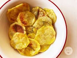 Le chips di patate, sono delle deliziose patatine fritte a forma di sfoglia, proprio come quelle che compriamo in sacchetto al supermercato. Ricetta Patatine Croccanti Al Microonde Crisp Ricette Al Volo