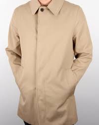 My husband has lost a bit of weight so it's now too big. Aquascutum Berkeley Raincoat Trenchcoat Camel 80s Casual Classics