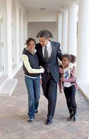 His mother, stanley ann dunham, was a white american from wichita, kansas. Barack Und Michelle Obama Sind Alle Eltern Wenn Sie Malia Nach Harvard Ziehen