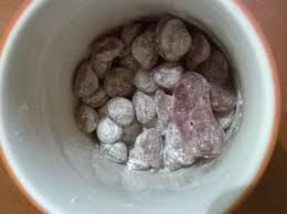 Non si dovrà fare altro che raccogliere erbe idonee quali camomilla, eucalipto, sambuco, timo o rosmarino e mettere in infusione per 20 minuti in. Ricetta Caramelle Per La Gola Dolcidee