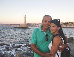 Κούστα, πρωταγωνιστές του πολύκροτου διαζυγίου εκατομμυρίων ευρώ, εμφανίστηκαν στο δικαστήριο με πνεύμα συνεργασίας. Giannhs Koystas Vs Sofia Giannikopoyloy H Xrysh Naymaxia Kai O Erwtas Poy Egine Polemos Downtown Gr