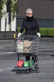 Patricia cornwell in conversation with jamie lee curtis at live talks los angeles. Jamie Lee Curtis Grocery Shopping In Pacific Palisades 03 26 2020 Celebmafia