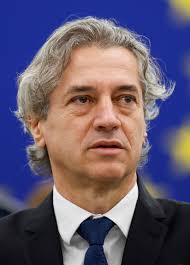Slika:Robert Golob december 2022.jpg ...