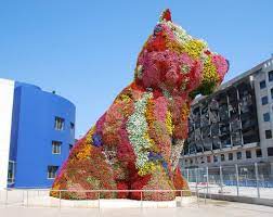 Toen hij het grote (originele) exemplaar voor het museum heeft gemaakt. Jeff Koons Flower Dog Sculpture Installation Street Art Jeff Koons Famous Artists