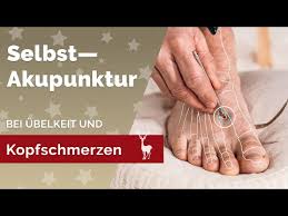 Wir liefern dir eine anleitung, wie du das lästige kopfweh einfach wegmassieren kannst. Selbst Akupunktur Bei Kopfschmerzen Und Ubelkeit Weihnachtsedition Tag 7 Youtube