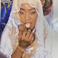 Tout a commencé ici, lorsqu'un fan tira Himra pour tenter de le faire  descendre. #himra