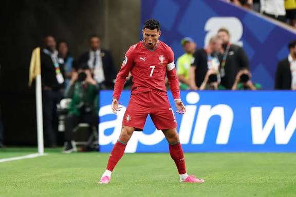 Ronaldo ghi 2 bàn trong chiến thắng '5 sao' của Bồ Đào Nha trước Uzbekistan