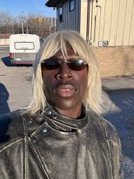 Some very sexy and threatening BTS moments of Hayley & Me from I Like ...