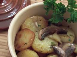 Poelee De Champignons Et Pommes De Terre A La Sarladaise Recette Ptitchef Recette Poelee Champignons Pomme De Terre Recettes De Cuisine