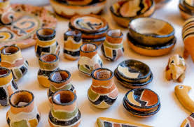Artesanato indígena de MS é valorizado na Casa do Artesão em feiras nacionais O artesanato indígena é valorizado pela Fundação de Cultura de Mato Grosso do Sul, que proporciona a comercialização na